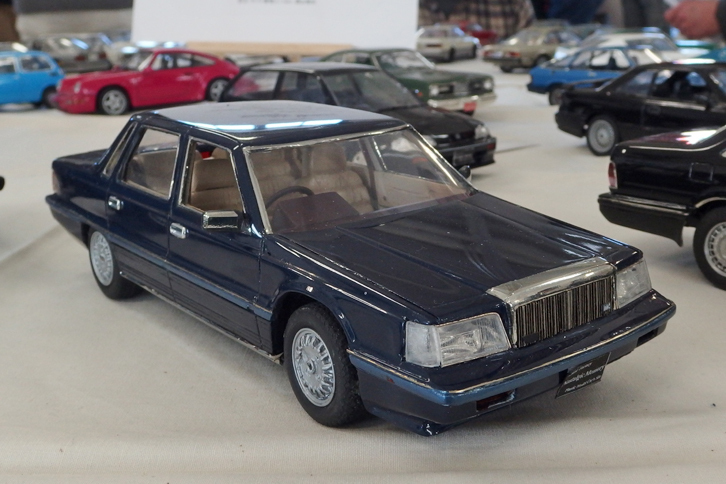 “こんなキットあったっけ？”シリーズ第3弾は、同じモデラー氏による「三菱デボネアV3000 ロイヤルエクストラ」。作者いわく「突貫工事のため出来があまり良くない」とのことだが、ベースはこれもフジミ製1/24「トヨタ・チェイサー（GX71）」だそう。