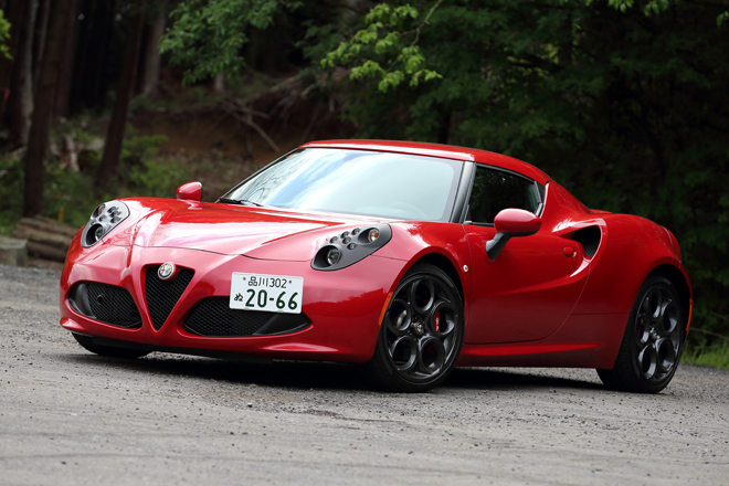 アルファ・ロメオ4C
    ボディーサイズ：全長×全幅×全高＝3990×1870×1185mm／ホイールベース：2380mm／車重：1100kg（カタログ値） 1050kg（車検証記載値）／駆動方式：MR／エンジン：1.7リッター直4 DOHC 16バルブ ターボ／トランスミッション：6段AT／最高出力：240ps/6000rpm／最大トルク：35.7kgm/2100-4000rpm／タイヤ：（前）205/45R17 （後）235/40R18／価格：806万7600円