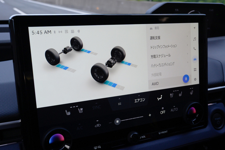 4WDの駆動制御はセンターディスプレイで確認が可能。シンプルなアニメーションとは裏腹に（笑）、実際の制御は非常に緻密で、4輪のグリップを無駄なく使って車両の姿勢をコントロール。高い走破性と走行安定性を実現する。