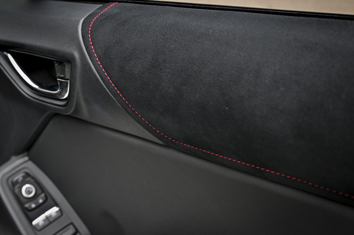 スバルBRZ STI Sport（ドアインナーパネル）