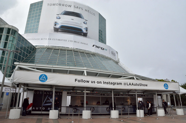 毎年、ロサンゼルスモーターショーはダウンタウン（市の中心部）から数マイルの位置にあるコンベンションセンターで行われる。