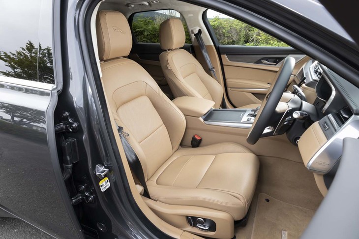 フロントシートは、フォーム（クッション）から見直すことで乗り心地を改善した。