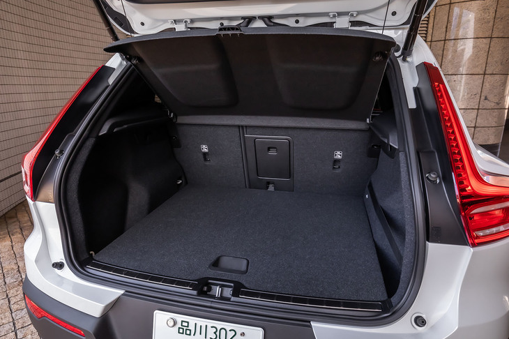 ガソリンエンジン車とほぼ変わらない容量を確保したというラゲッジスペース。後席の背もたれ中央部分には、長尺物が収容できるスキーホールも装備される。
