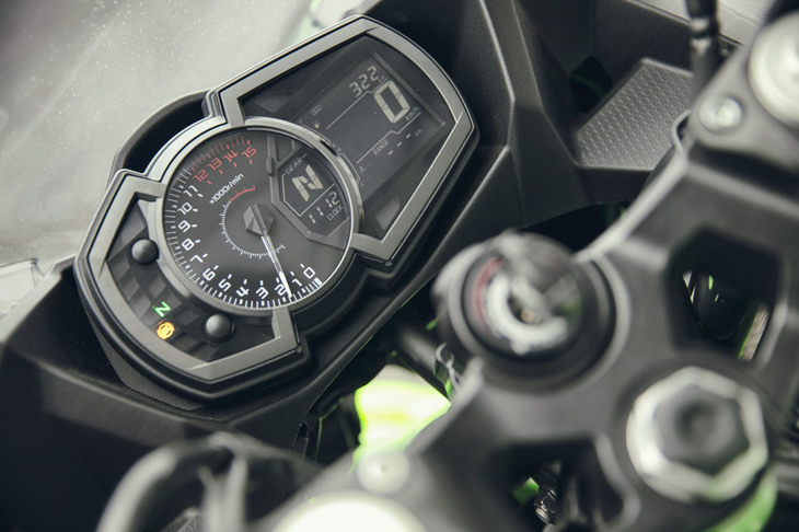 エンジン回転計を中心に据えるメーターパネル。燃料の残量がわずかとなった際に低燃費走行を促す「エコノミカルライディングインジケーター」も備わる。