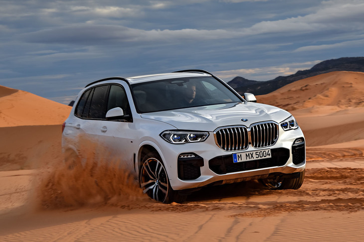 新型「X5」では、BWMの最新デザイントレンドに倣い、先代モデルよりも“キドニーグリル”が巨大化した。