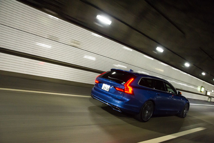 よりスポーティーな味付けがなされた専用のサスペンションシステムを採用する。最適化されたスタビライザーや、ハードなスプリングを装備することで、コーナリング性能の向上が図られている。