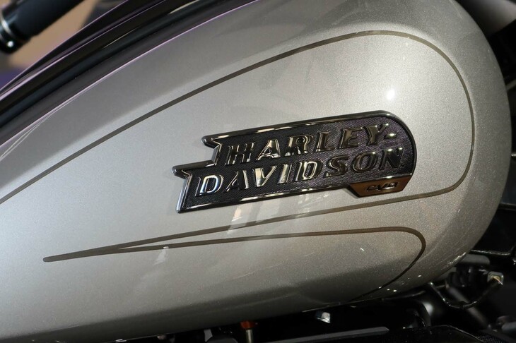 ハーレーダビッドソンCVOストリートグライド（燃料タンクとエンブレム）