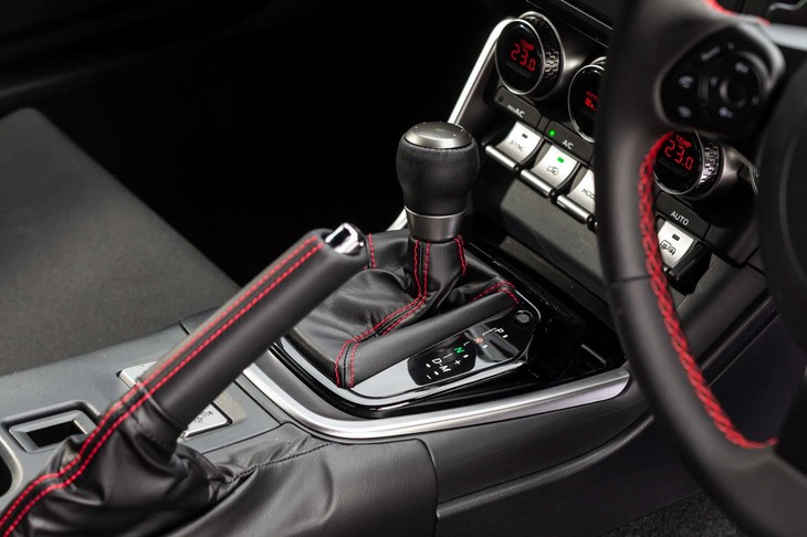 新型の「GR 86」「BRZ」では、ATの緻密な制御も注目すべきポイント。開発陣も「ぜひマニュアルモードではなく自動変速のオートマモードで乗ってほしい」と胸を張る。