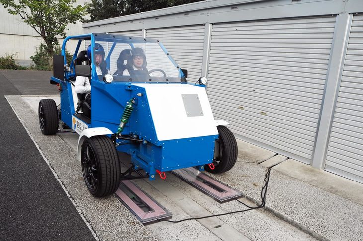 路面に敷設した送電コイルの上を走行するデモンストレーション車両。