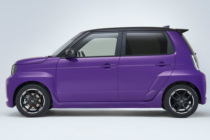「スーパーONE」のボディーサイズは全長×全幅×全高＝3580×1575×1615mmで、ホイールベースは2520mm。軽自動車規格におさまる「N-ONE e：」よりも185mm長く、100mm幅広く、70mm高い、“ひと回り大きなサイズ”となっている。