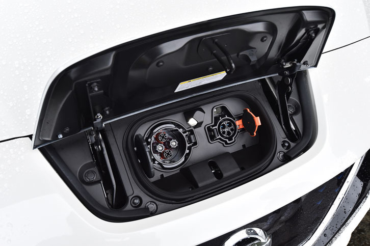 2つ並んだ充電ポートは、左が急速充電用で、約40分で80％充電可能。右は普通充電用で、3kWのもので満充電まで約16時間、6kWのものは約8時間を要する。