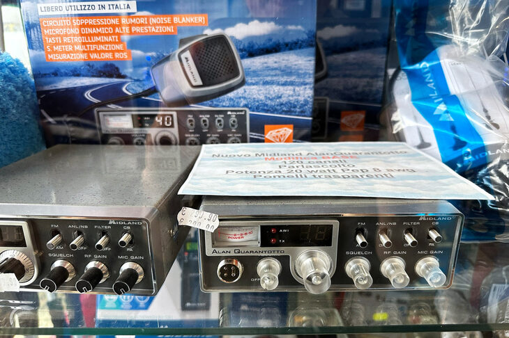 日本国内で使用が認められていないCB無線機もあった。イタリア・レッジョ・エミリアのミッドランド社製である。価格は299.9ユーロ（約5万1000円）。