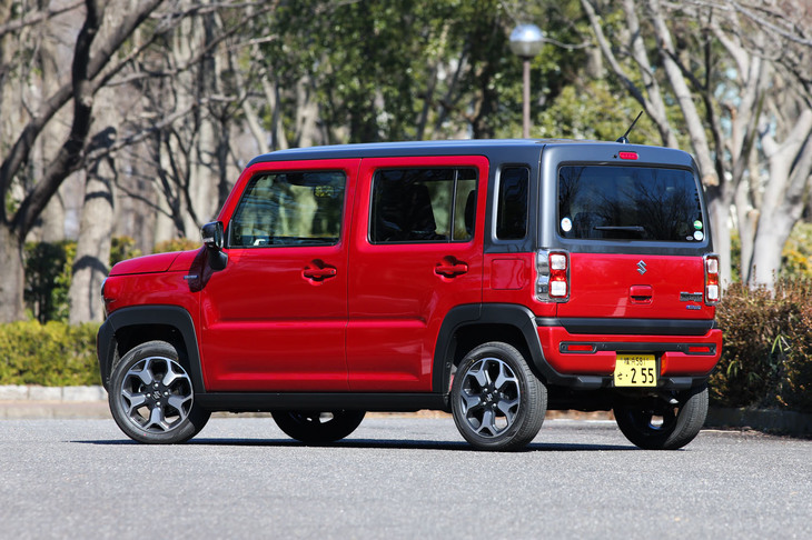 「ハスラー ハイブリッドX」のボディーサイズは全長×全幅×全高＝3395×1475×1680mm、ホイールベース＝2460mm。車重は820kgとなっている。