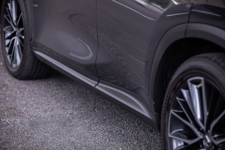 NX450h＋“バージョンL”（サイドシル）