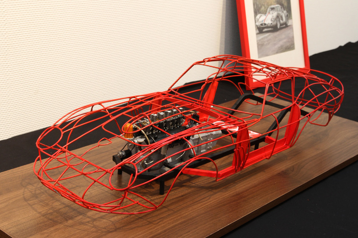 木製モデルと同じく1/6で作られたワイヤモデル。型に合わせたのではなく、フリーハンドで作ったというから驚く。「脳内に『250GTO』の3D CAD図面があるんですね！」と発言したところ、「そうおだてないでくれよ」と笑っていたが。