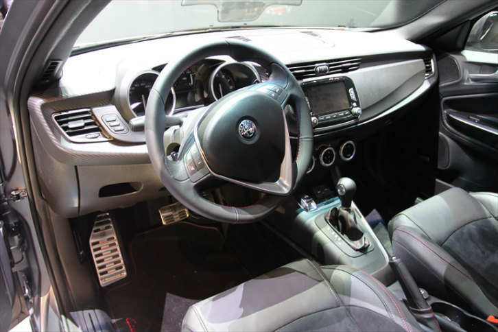 「アルファ・ロメオ・ジュリエッタ」のインテリア。