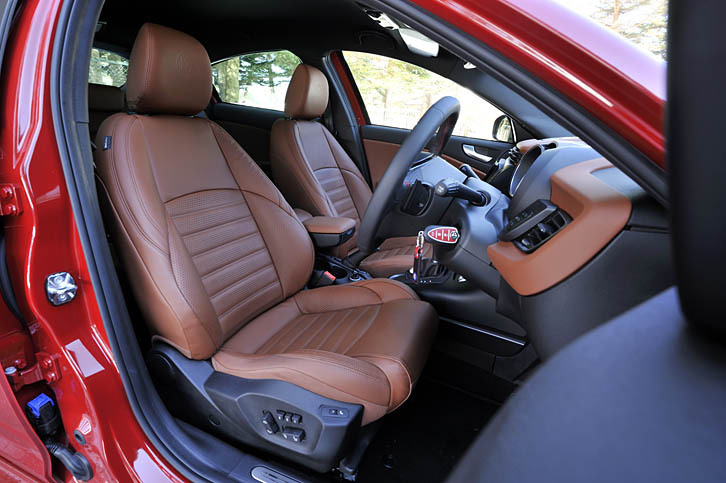 「クアドリフォリオ ヴェルデ」のボディーカラーは全6色の設定。インテリアカラーは4種類から選べる。テスト車は、「アルファ レッド」と「ナチュラル」レザーシートの組み合わせ。