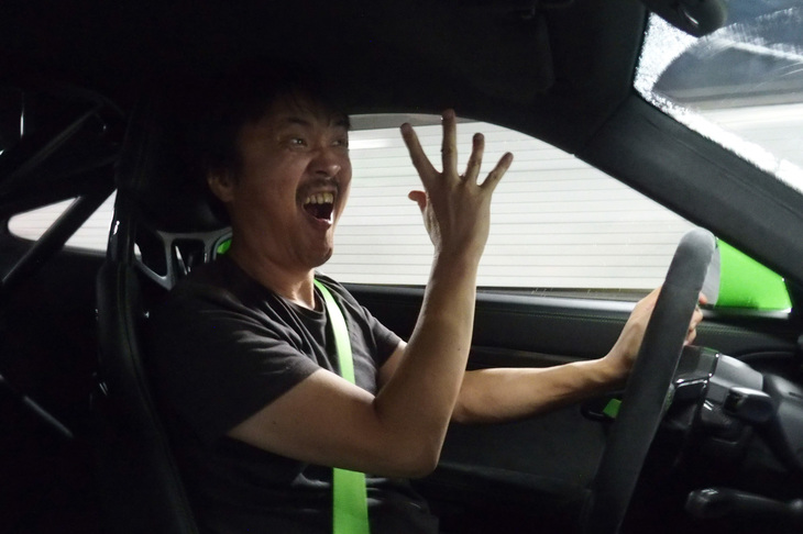 「911 GT3 RS」の万能感を味わったのもつかの間、大粒の雨がフロントウィンドウをたたき始めた。「うおおおお！ 雨だ。マジか!?」と軽く浮き足立つ。