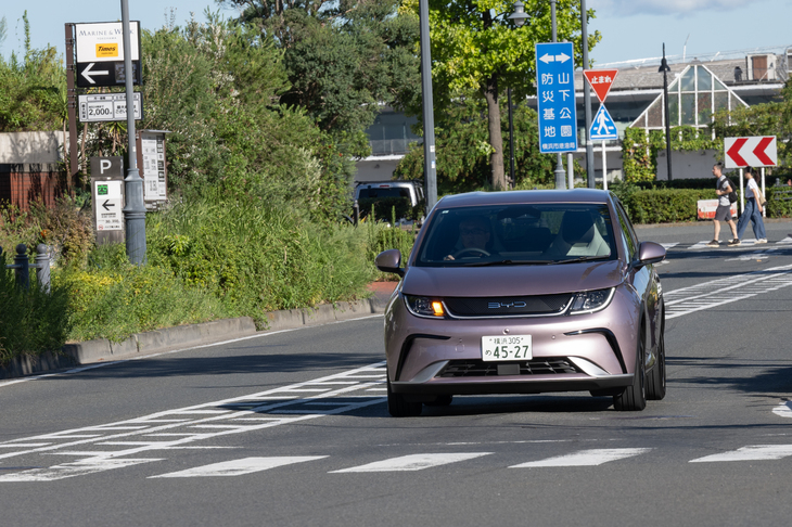 駆動方式はFWDのみ。モーターのパワーはスタンダードモデルが95PSで「ロングレンジ」が204PS。