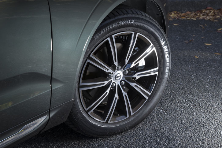 試乗車「XC60 T5 AWDインスクリプション」の10スポーク19インチアルミホイール。タイヤは「ミシュラン・ラティチュードスポーツ3」が装着されていた。