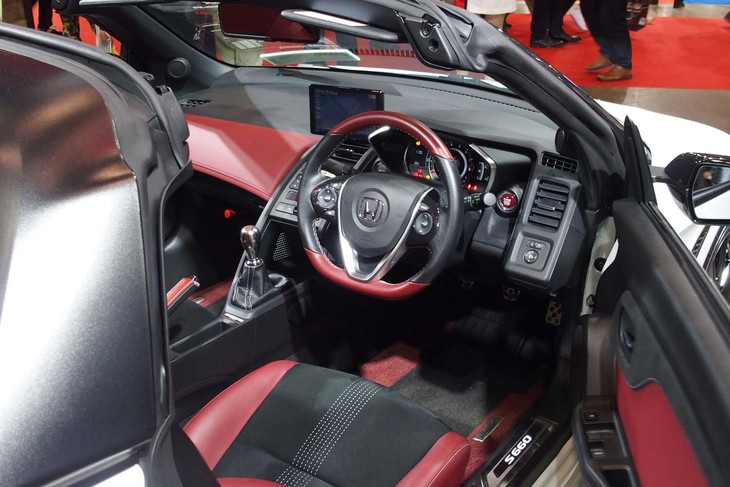 「S660モデューロX バージョン2019」のインテリア。ツートンカラーでコーディネートされている。
