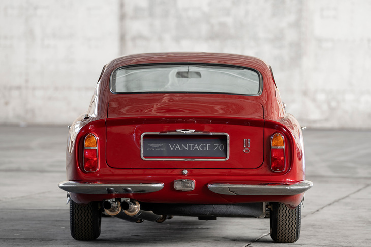 1965年から1970年まで生産された「DB6」（写真は高性能モデルの「ヴァンテージ」）。　
	ほった「アストンでコーダトロンカっぽいリアデザインっていったら、個人的にはこれくらいまでさかのぼらないと、それっぽいのを思い出せないんですが」