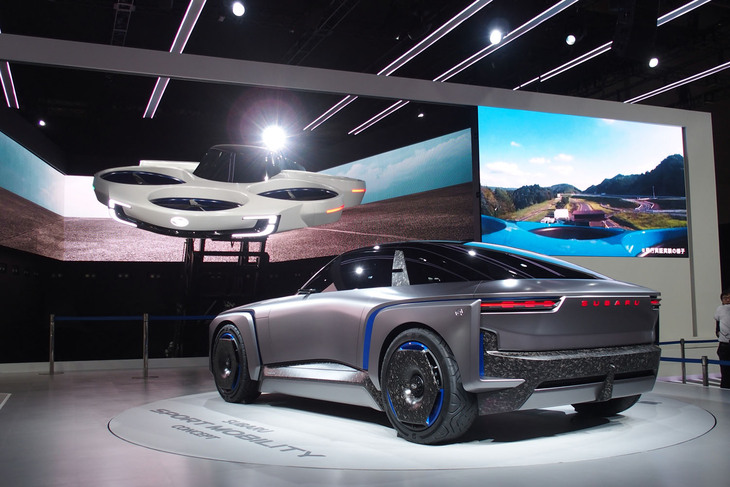 「スバル・スポーツモビリティー コンセプト」（写真右手前）と「エアモビリティー コンセプト」（同左）。