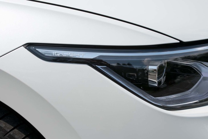 パッケージオプションの「テクノロジーパッケージ」にはマトリクスLEDヘッドライトの「IQ.ライト」のほか、駐車支援機能やヘッドアップディスプレイなどが含まれている。