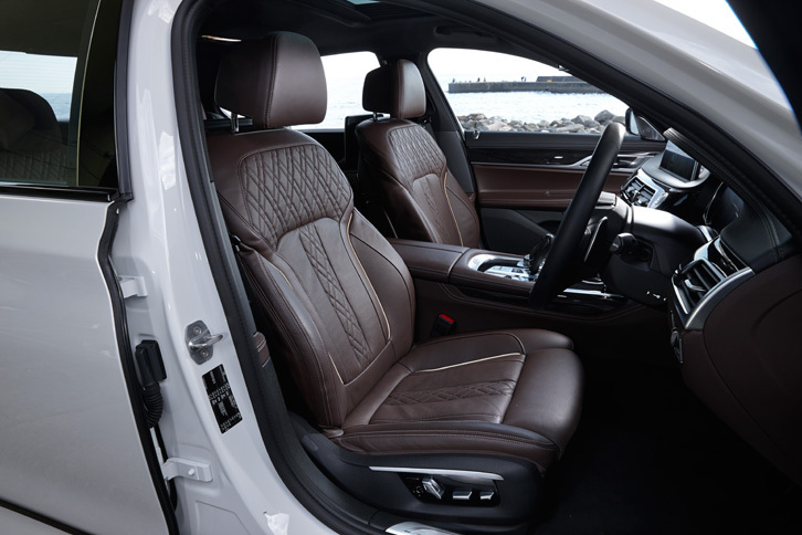 マッサージ機能付きのフロントシート。表皮にはナッパレザーを採用している。