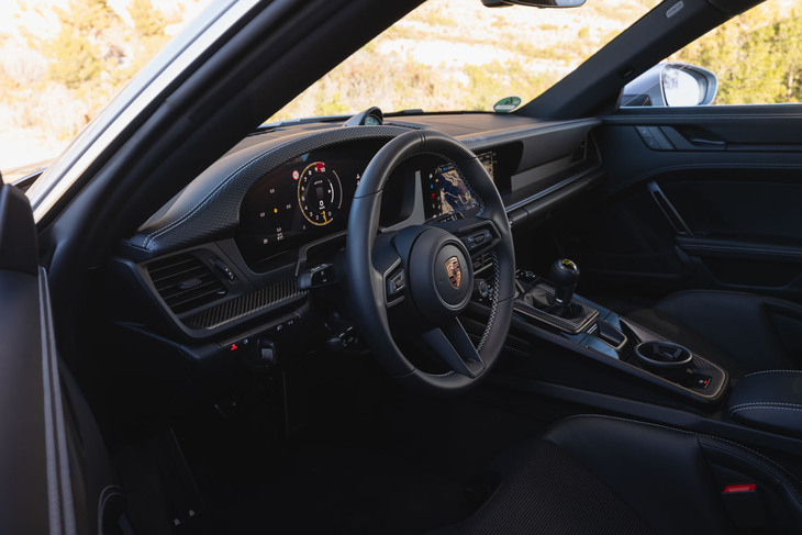 どちらかといえば街乗り仕様といっても、シャシーのセッティングは「GT3」と変わらず。この試乗車はCFRP製パーツで軽量化を図る「ライトウェイトパッケージ」（「ツーリングパッケージ」専用）を装着していた。