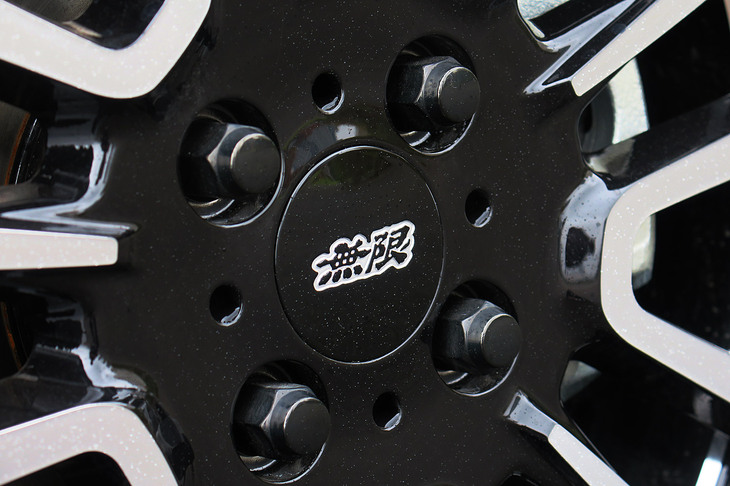 ホンダ・フィット リュクス 無限パーツ装着車（17インチアルミホイール「MDE」）