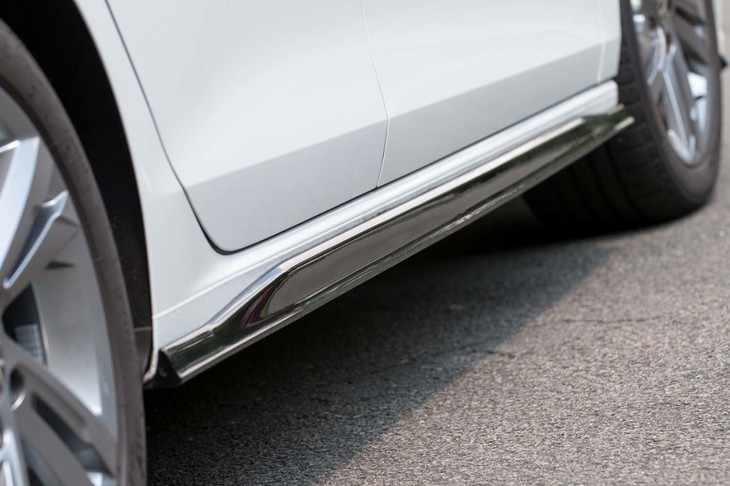 エクステリアは「Rライン」専用パーツによってスポーティーに飾られる。