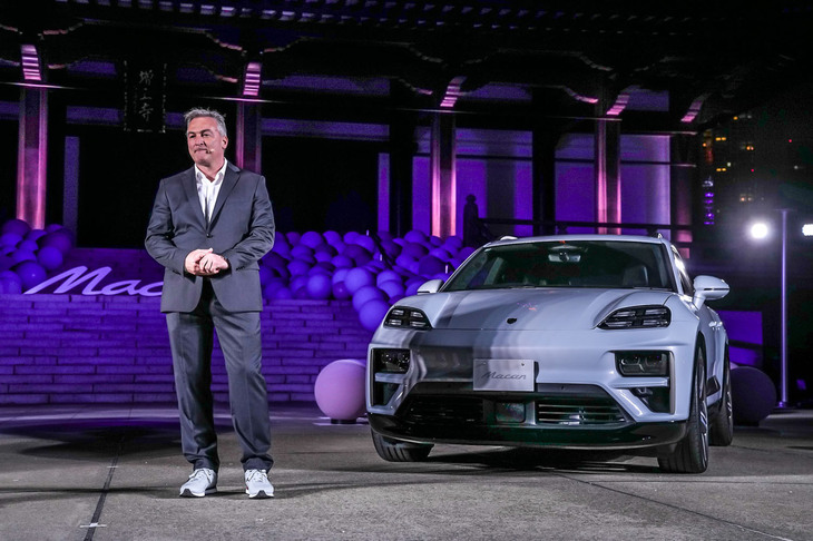 新型「マカン」のローンチイベントでスピーチするマカン製品ライン統括責任者のイェルク・ケルナー氏。