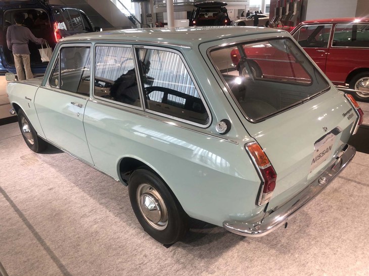 1968年「サニー1000バン」のカラーは「スカイブルー」。それまで重厚なダークブルーが一般的だったが、「クルマは高級なもの」という概念を打ち砕く画期的なものであったという。2018年4月23日撮影。