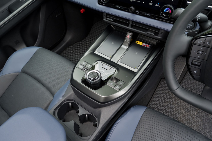 センターコンソールには携帯端末用のワイヤレスチャージャーを2つ搭載（従来型は収納スペース内に1カ所）。シフトセレクターなどのコントローラーを手前に移設することで、操作性の改善も図っている。