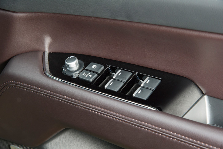 マツダCX-8 XD Lパッケージ（ドアコンソール）