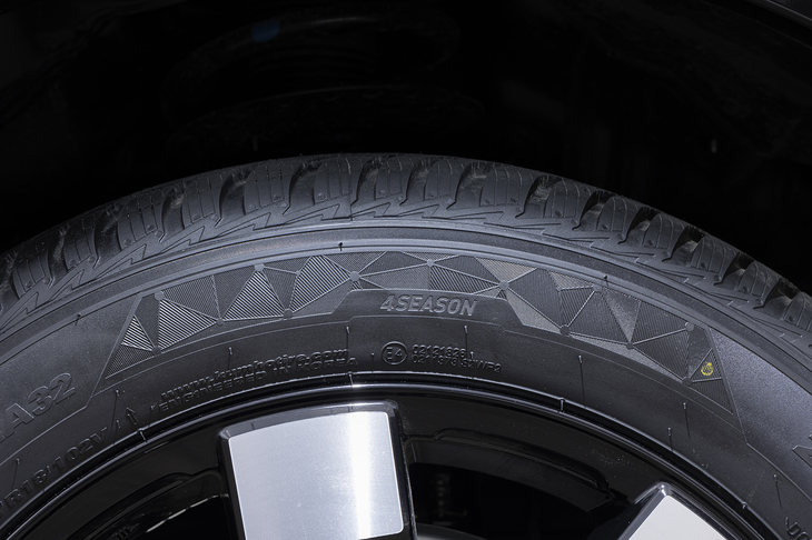 サイドウォールには「4SEASON」のレタリングとともに四季を表すアイコンが刻まれる。その周囲にはナーリング加工が施され、いかにも洗練された雰囲気を生み出している。