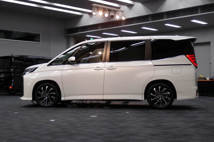 トヨタ・ノアS-Z（7人乗り／ハイブリッド車）