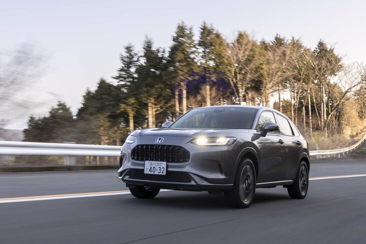 【ホンダZR-V e：HEV Zのスペック】
	ボディーサイズ：全長×全幅×全高＝4570×1840×1620mm／ホイールベース：2655mm／車重：1630kg／駆動方式：4WD／エンジン：2リッター直4 DOHC 16バルブ／モーター：交流同期電動機／エンジン最高出力：141PS（104kW）/6000rpm／エンジン最大トルク：182N・m（18.6kgf・m）/4500pm／モーター最高出力：184PS（135kW）/5000-6000rpm／モーター最大トルク：315N・m（32.1kgf・m）/0-2000rpm／システム最高出力：196PS（144kW）／タイヤ：（前）225/55R18 98H／（後）225/55R18 98H（ブリヂストン・ブリザックVRX2）／燃費：21.5km/リッター（WLTCモード）／価格：411万9500円
	
	【取材時の燃費データ】
	テスト距離：256.4km（市街地2：高速道路5：山岳路3）／使用燃料：21.0リッター（レギュラーガソリン）／参考燃費：12.2km/リッター（満タン法）／12.1km/リッター（車載燃費計計測値）