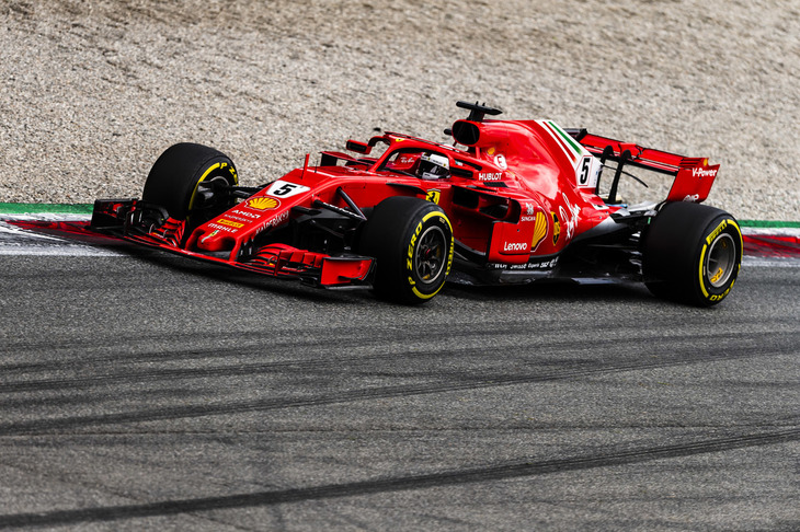 2010年のフェルナンド・アロンソ以来のポール、そして地元イタリアGPで18年ぶりとなるフロントロー独占に沸いたフェラーリ。しかし予選2位に終わったベッテル（写真）は、チームに無線で「後で話そう」と不満げな口ぶり。その理由については詳しく語らなかったが、1周をうまくまとめられなかったことは事実として認めていた。気を取り直して臨んだ決勝では、オープニングラップで最大のライバルであるハミルトンに不用意にスペースを空けてしまい両車接触、スピンして大きく後退した。セーフティーカー中に新しいフロントウイングとタイヤを与えられ、挽回の旅へ出るも、4位がやっと。宿敵ハミルトンとのポイント差は17点から30点に開いてしまった。（Photo=Ferrari）