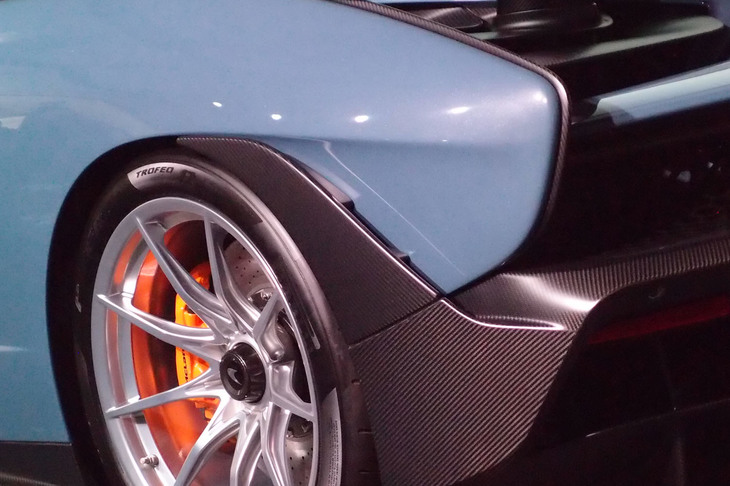 「マクラーレン・セナ」のリアフェンダー周辺部。写真は左後方のもの。