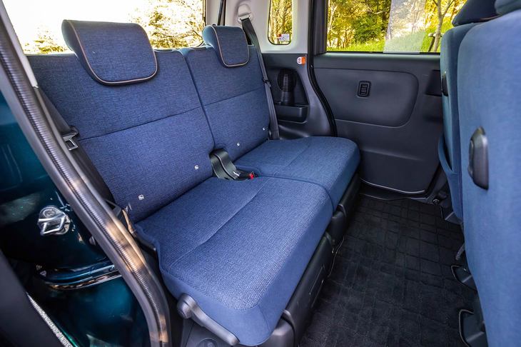 リアシートは左右独立式で、可倒機構やリクライニング調整機構、調整幅240mmの前後スライド機構などが備わっている。