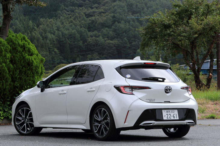 用意されるパワートレインは、1.2リッターターボエンジンと、1.8リッターエンジンにモーターを組み合わせたハイブリッドの2種類。4WD車や6段MTが選べるのは前者だけだ。