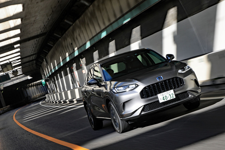 「ZR-V e：HEV」のパワートレインは、レスポンスのよさとパーシャルスロットルでの加速の伸びのよさが特徴。走行状態に応じて、有段変速しているかのようにエンジン回転を制御する「リニアシフトコントロール」を搭載している。