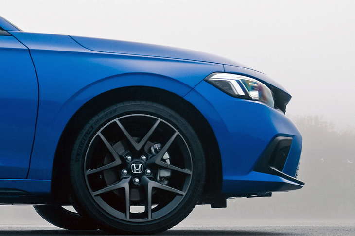 足まわりでは、純ガソリン車と「e：HEV」ではタイヤの銘柄が異なっており、後者にはミシュランの高性能スポーツタイヤ「パイロットスポーツ4」が装着されていた。