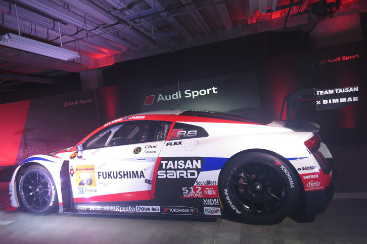 レーシングカーならではのごう音とともに会場に現れる「アウディR8 LMS」。
