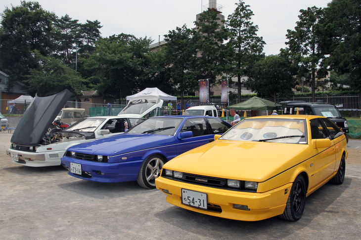 思い思いのモディファイが施された、3台の初代「いすゞ・ピアッツァ」。日本で初めてウィンドウまわりにフラッシュサーフェスを採用した量産車である。