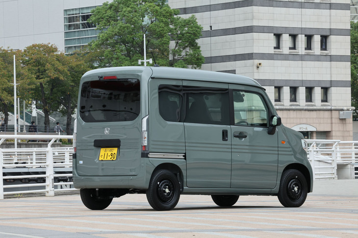 今回は車両本体価格が269万9400円の「N-VAN e： L4」に試乗した。写真の外板色は3万3000円の有償色となる「ボタニカルグリーン・パール」で、同グレードではこれを含め7種類からボディーカラーを選択できる。