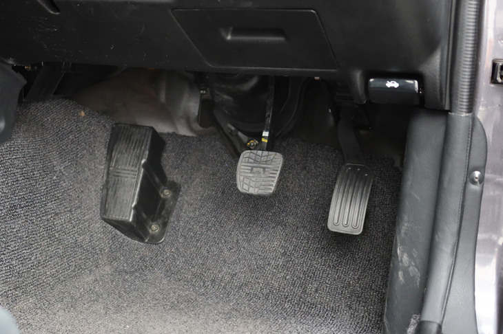 日産R32EV（アクセルペダルとブレーキペダル）