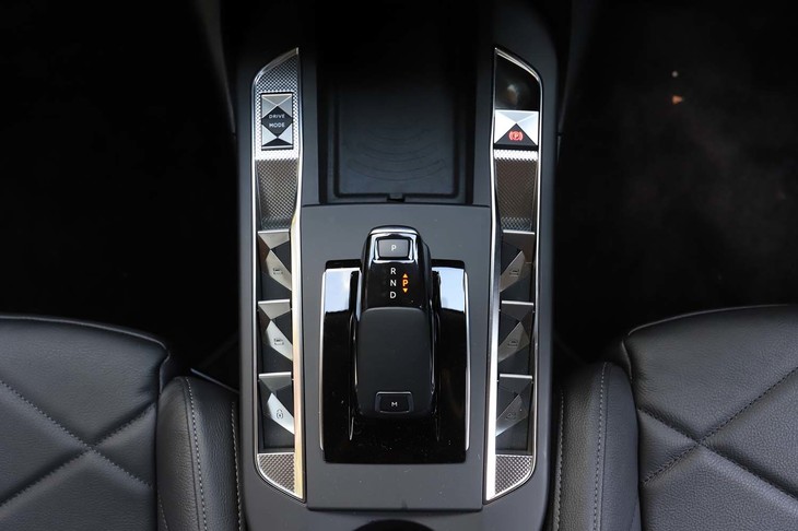 「DS 7クロスバック」と同じく、シフトセレクターのまわりにパワーウィンドウやドアロックのスイッチがレイアウトされる。